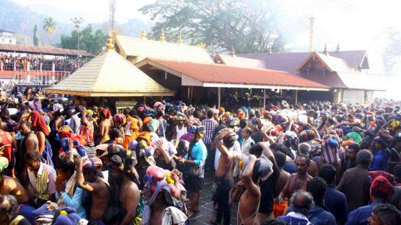 सबरीमाला पर पुलिस और सरकार बेबस, मंदिर जा रहीं चार महिलाओं को प्रदर्शनकारियों ने लौटाया