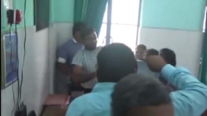 VIDEO: ट्रेनी नर्स से छेड़खानी करने वाले डॉक्टर की जूते-चप्पलों से हुई पिटाई