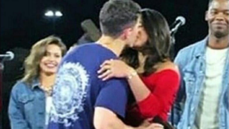 सरेआम प्रियंका चोपड़ा ने मंगेतर निक जोनस को किया Kiss, वायरल हुआ Video