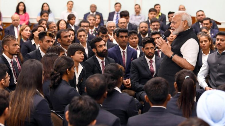 एशियन गेम्स में मेडल जीतने वाले खिलाड़ियों से मिले PM मोदी, खूब सराहा