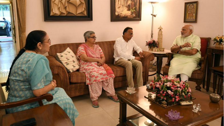 दिवंगत अटलजी के घर पहुंचे PM मोदी, बेटी नमिता सहित परिजनों से की मुलाकात