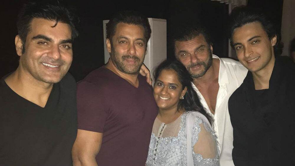 सलमान खान के घर 27 दिसंबर को होगा डबल सेलिब्रेशन, भाईजान के बर्थडे के साथ बहन अर्पिता देंगी दूसरे बच्चे को जन्म सलमान खान के घर 27 दिसंबर को होगा डबल सेलिब्रेशन, भाईजान के बर्थडे के साथ बहन अर्पिता देंगी दूसरे बच्चे को जन्म