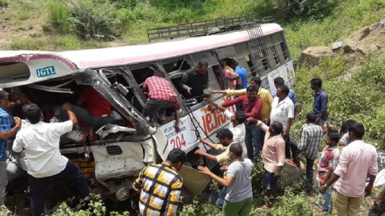 तेलंगाना में बड़ा हादसा, खाई में बस पलटने से 6 बच्चों समेत 52 लोगों की मौत, चारो तरफ पसरा मातम