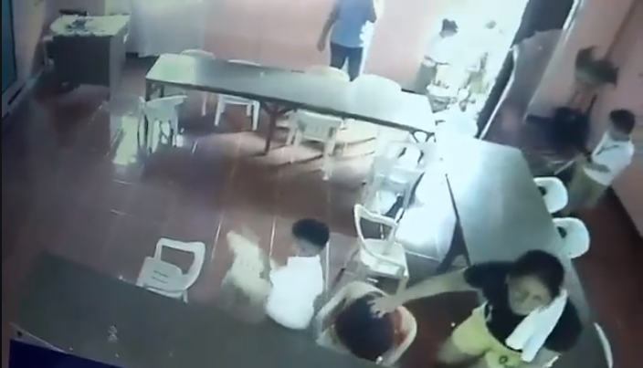 स्कूल में सो रहा था बच्चा, जैसे ही टीचर ने उठाया तो किया कुछ ऐसा... सोशल मीडिया पर तेजी से वायरल हो रहा है वीडियो