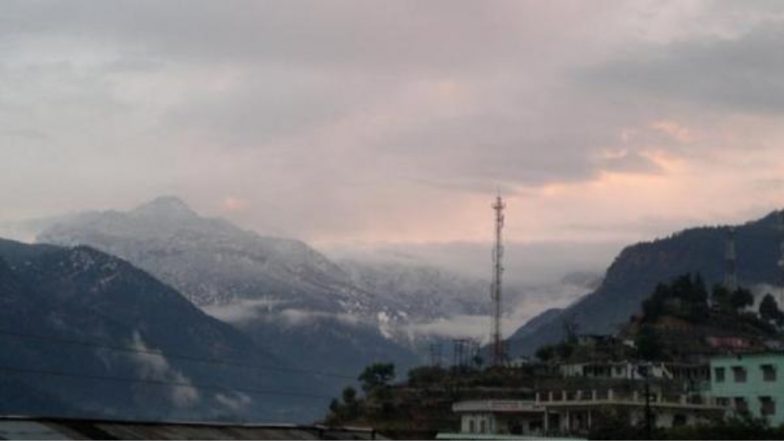 उतराखंड में बर्फबारी से मौसम हुआ सुहाना