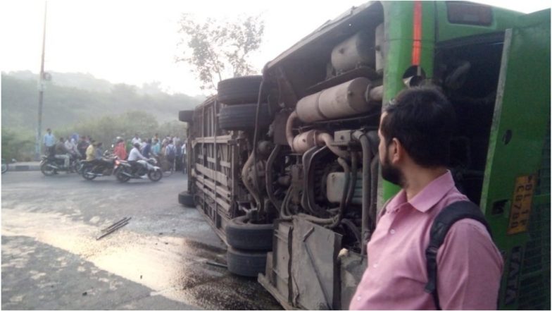 दिल्ली में डीटीसी की बस पलटी, ड्राइवर और कंडक्टर सहित नौ लोग घायल