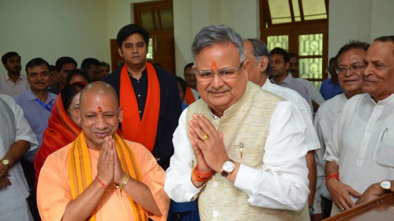 CM रमन सिंह और उनकी पत्नी ने योगी आदित्यनाथ के छुए पैर, Video हुआ वायरल