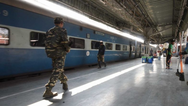 ट्रेन में सफर दौरान अगर बिगड़ी आपकी तबीयत, तो तुरंत मेडिकल हेल्प पाने के लिए करें ये काम