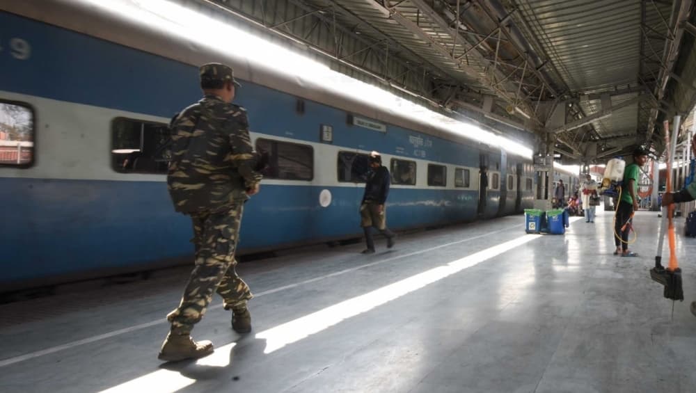ट्रेन में सफर दौरान अगर बिगड़ी आपकी तबीयत, तो तुरंत मेडिकल हेल्प पाने के लिए करें ये काम ट्रेन में सफर दौरान अगर बिगड़ी आपकी तबीयत, तो तुरंत मेडिकल हेल्प पाने के लिए करें ये काम