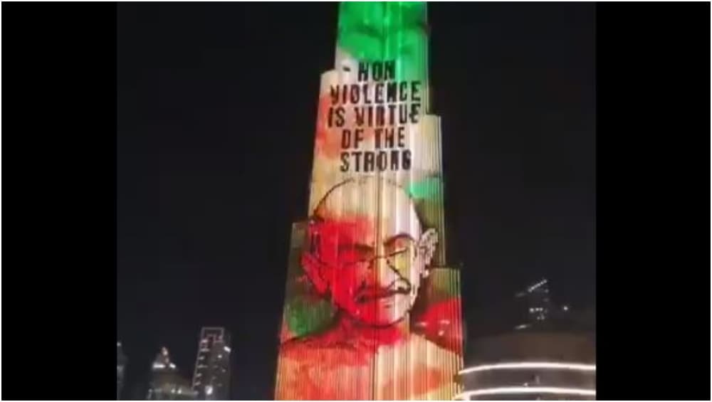 गांधी जी को श्रद्धांजलि देने के लिए तिरंगे में रंगा गया दुबई का बुर्ज खलीफा गांधी जी को श्रद्धांजलि देने के लिए तिरंगे में रंगा गया दुबई का बुर्ज खलीफा