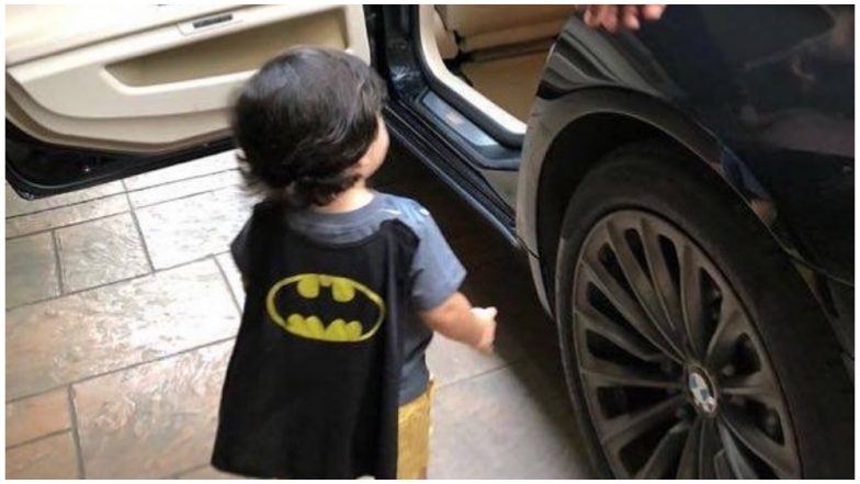 तैमूर अली खान बने BATMAN, देखें ये बेहद क्यूट तस्वीर