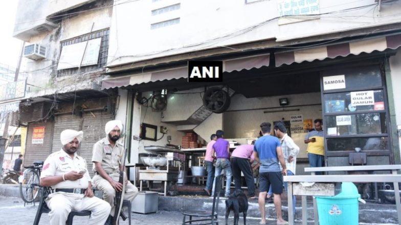 IT डिपार्टमेंट के सामने पकोड़े वाले ने सरेंडर किए 60 लाख रूपये, अधिकारियों के उड़े होश
