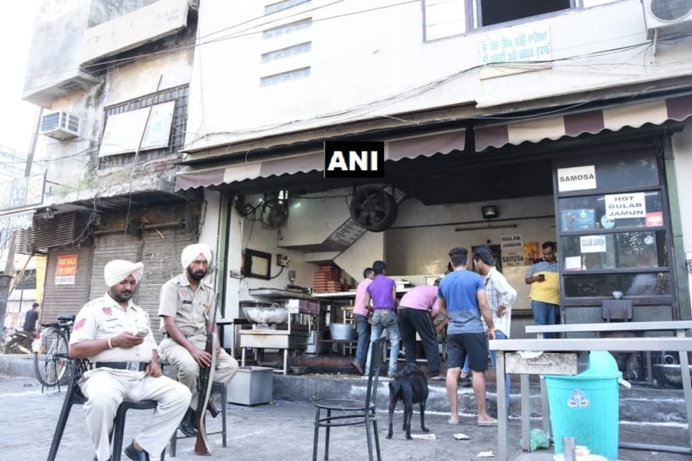 IT डिपार्टमेंट के सामने पकोड़े वाले ने सरेंडर किए 60 लाख रूपये, अधिकारियों के उड़े होश IT डिपार्टमेंट के सामने पकोड़े वाले ने सरेंडर किए 60 लाख रूपये, अधिकारियों के उड़े होश