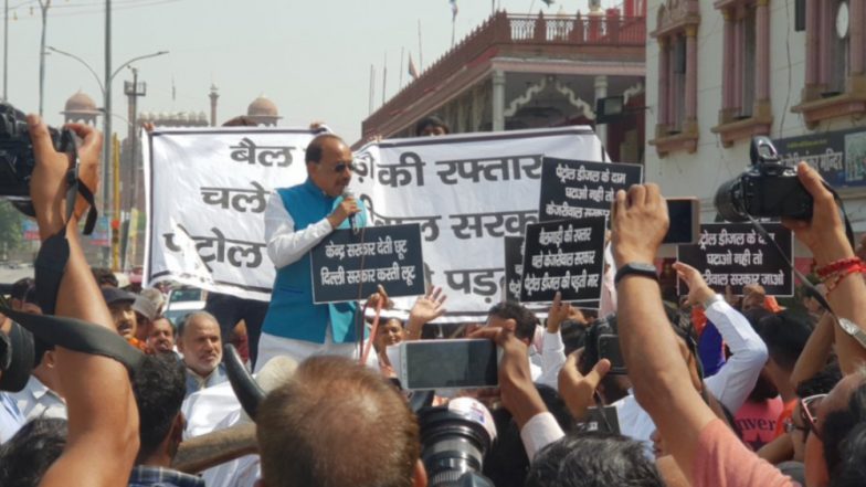केन्द्रीय मंत्री ने दिल्ली की सड़कों पर चलाई बैल गाड़ी, पेट्रोल-डीजल के दामों पर वैट न घटाने पर केजरीवाल सरकार का किया विरोध