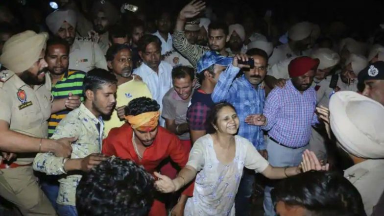 अमृतसर रेल हादसा: गुस्साए लोगों ने सरकार के खिलाफ किया प्रदर्शन, आयोजक अब भी फरार