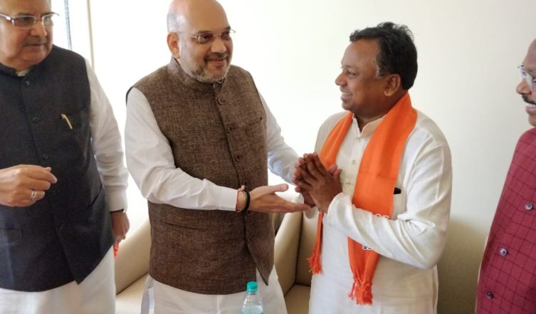 छत्तीसगढ़ विधानसभा चुनाव 2018: कांग्रेस को बड़ा झटका, कार्यकारी अध्यक्ष रामदयाल उइके ने थामा बीजेपी का दामन