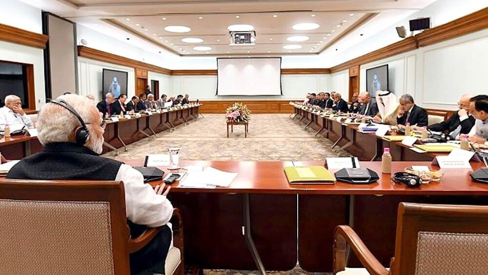 पेट्रोल-डीजल के बढ़ते दामों का तोड़ निकालने के लिए तेल कंपनियों के सीईओ से मिले PM मोदी