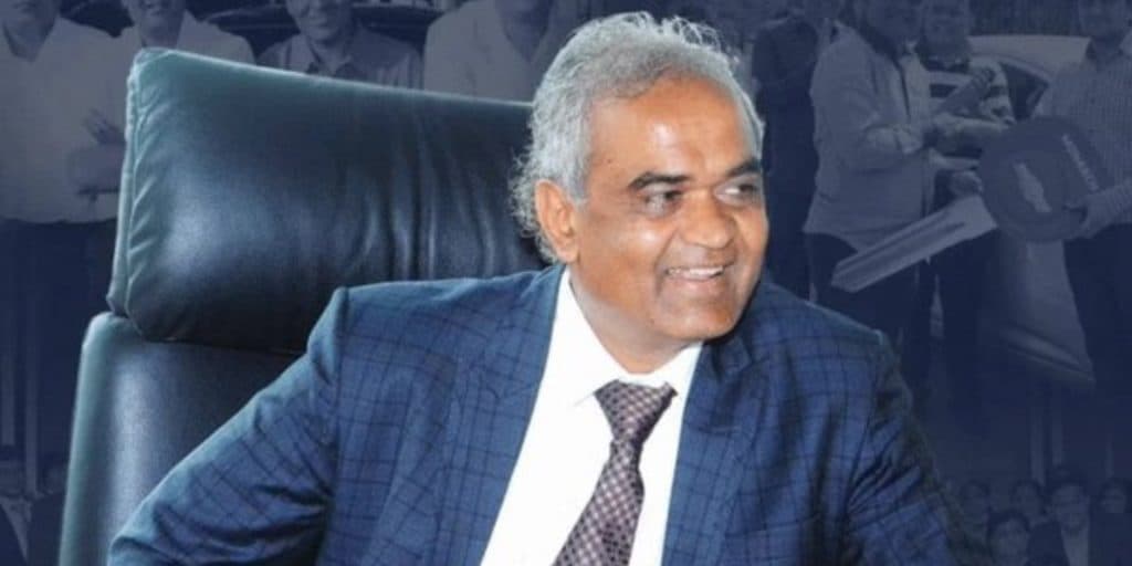 सूरत: डायमंड किंग ने कर्मचारियों को दिया दिवाली पर बंपर बोनस- 600 को दी कारें, 900 को दी एफडी