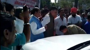 CM योगी के फ्लीट ड्राइवर पर भड़के मंत्री सतीश महाना, पुलिस वाले ने पैरों पर गिरकर मांगी माफी Video हुआ वायरल