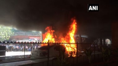 मुंबई: चकाला मेट्रो स्टेशन के पास चलती कार में लगी आग, कोई हताहत नहीं