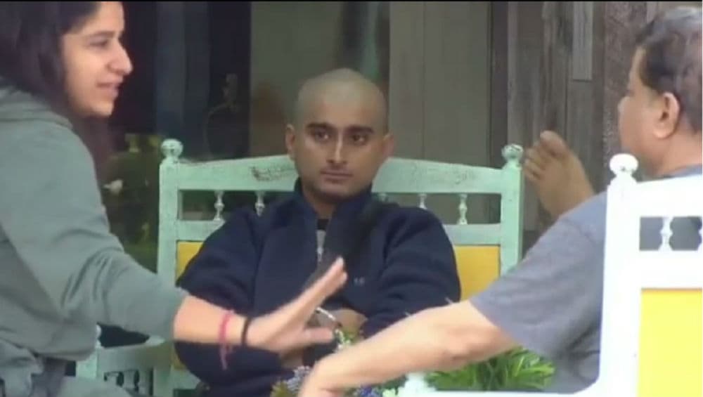 Bigg Boss 12: उर्वशी वाणी की खातिर दीपक ठाकुर ने करवाया मुंडन, पूरा किया करणवीर बोहरा का दिया चैलेंज Bigg Boss 12: उर्वशी वाणी की खातिर दीपक ठाकुर ने करवाया मुंडन, पूरा किया करणवीर बोहरा का दिया चैलेंज