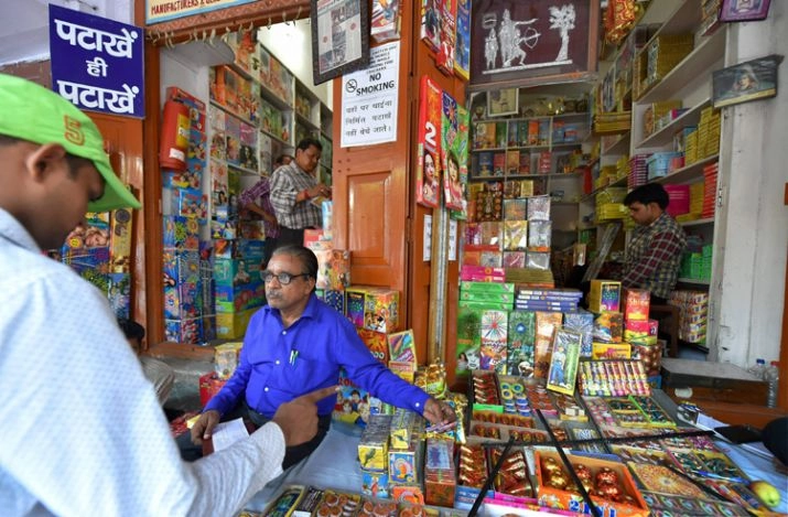 दिल्ली (Delhi) में पटाखे जलाने पर पूरी तरह रोक लगाने के बाद व्यापारियों और दुकानदारों की दिवाली धुंआ हो गई है