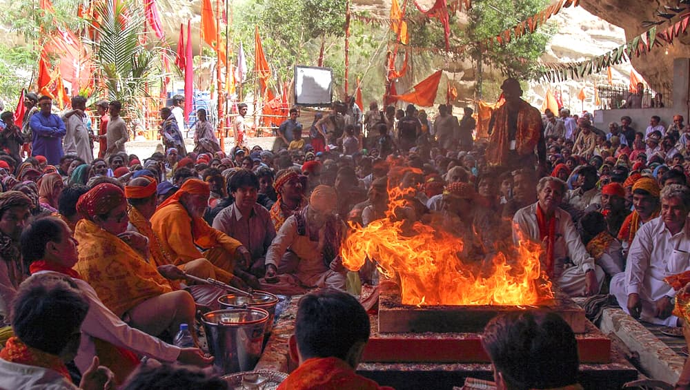 Navratri 2019: नवरात्रि के नौवें दिन क्यों करते हैं हवन, जानें इसका आध्यात्मिक एवं वैज्ञानिक महत्व Navratri 2019: नवरात्रि के नौवें दिन क्यों करते हैं हवन, जानें इसका आध्यात्मिक एवं वैज्ञानिक महत्व