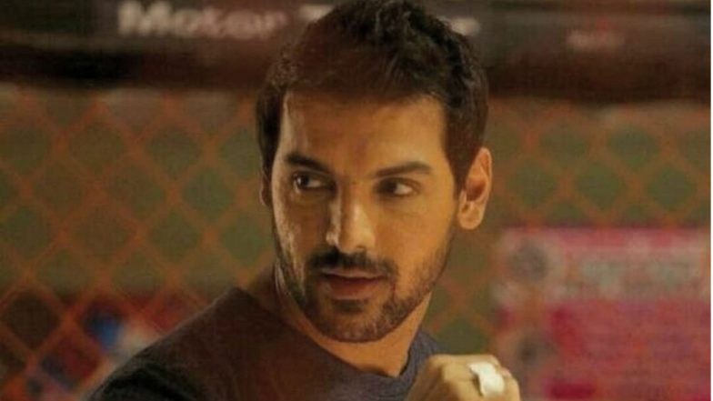 सेल्फी लेते फैन को जॉन अब्राहम ने मारा धक्का, सोशल मीडिया पर Viral हुआ ये Throw Back वीडियो
