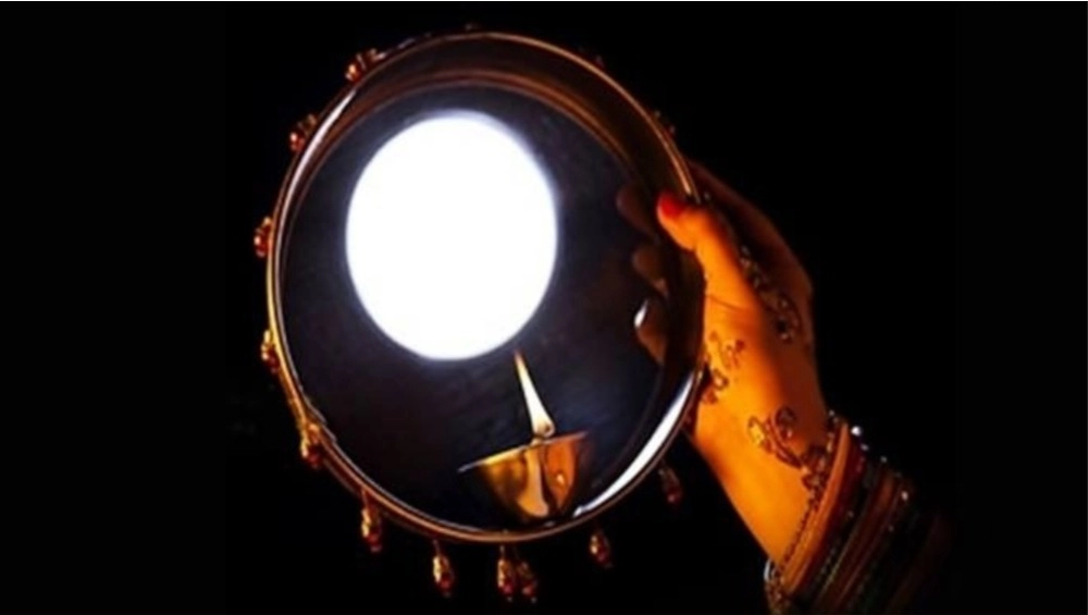 Karva Chauth  2021: करवा चौथ में छलनी से ही क्यों देखते हैं चांद? जानें इसका महत्व