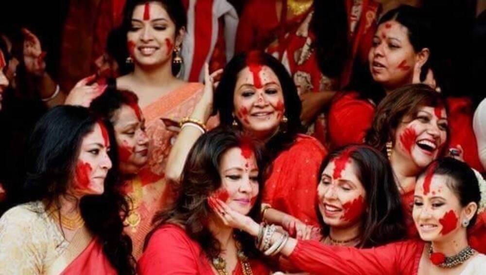 Dussehra 2018: बंगाली महिलाएं सिंदूर खेलकर मनाती हैं विजयादशमी का पर्व, जानें इस प्रथा से जुड़ी दिलचस्प मान्यता Dussehra 2018: बंगाली महिलाएं सिंदूर खेलकर मनाती हैं विजयादशमी का पर्व, जानें इस प्रथा से जुड़ी दिलचस्प मान्यता