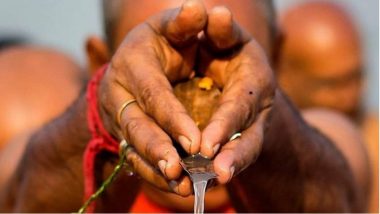 Pitru Paksha 2018: पितरों को अंगूठे से जलांजलि अर्पित करने की परंपरा से जुड़ी है यह मान्यता