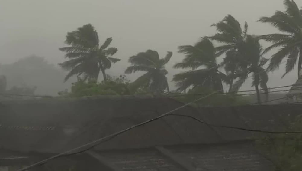 आंध्र प्रदेश-ओडिशा तट पर 'तितली' तूफान का तांडव, 150 किमी/घंटे की रफ्तार से चल रहीं हवाएं, स्कूल-कॉलेज बंद