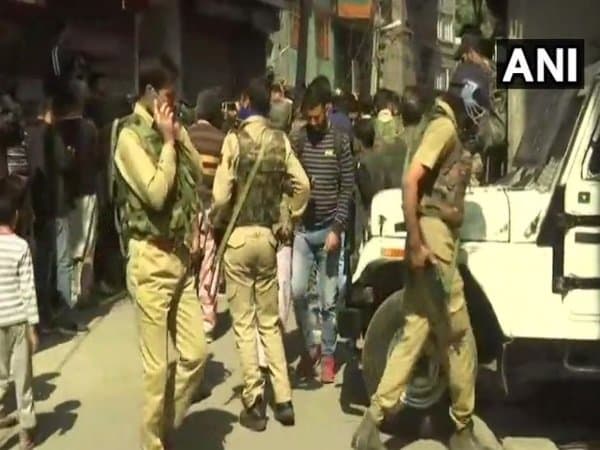 J-K: आतंकियों के लिए ग्रेनेड ले जा रही महिला गिरफ्तार, 20 साल पहले आतंकी पिता का हुआ था एनकाउंटर