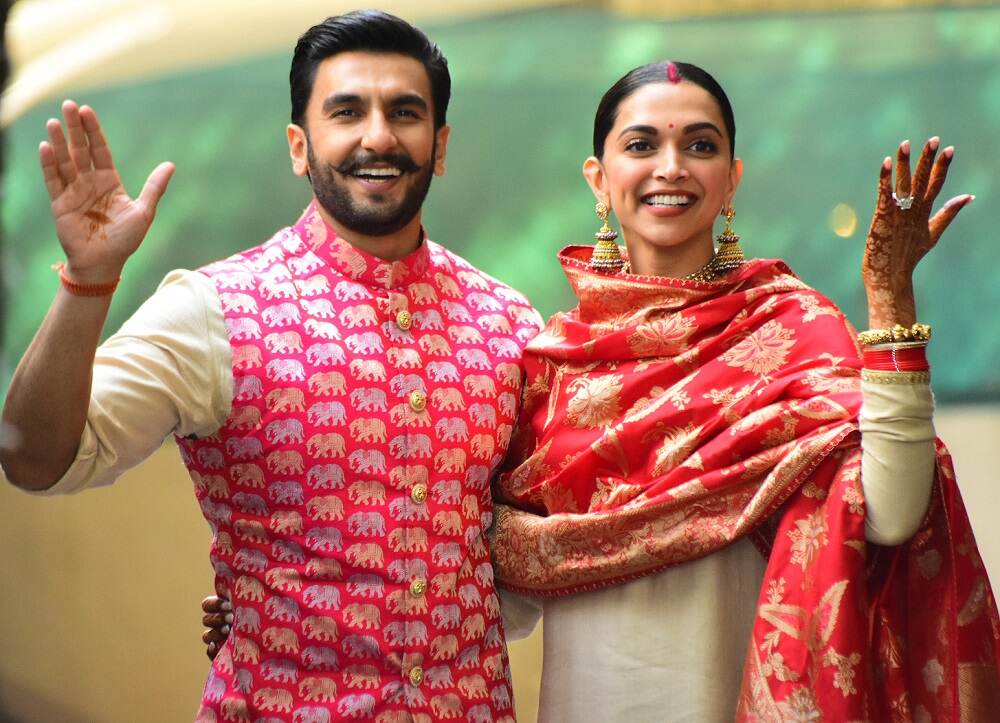मीडिया का अभिवादन करते हुए रणवीर और दीपिका मीडिया का अभिवादन करते हुए रणवीर और दीपिका