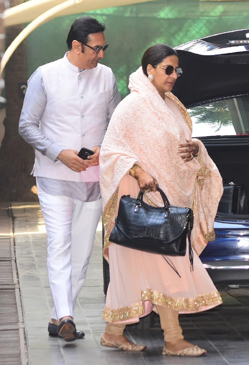 घर के बाहर स्पॉट हुए रणवीर के माता-पिता घर के बाहर स्पॉट हुए रणवीर के माता-पिता