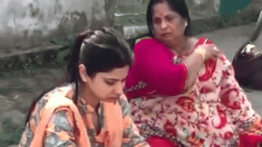 बिहार: डीएम के घर के बाहर धरने पर बैठीं उनकी पत्नी और सास, यह है मामला