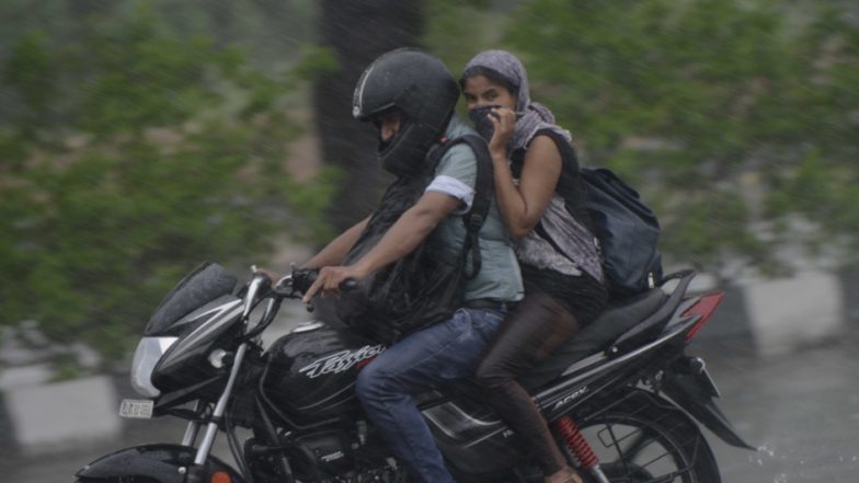 दिल्ली-एनसीआर में बदला मौसम का मिजाज, हल्की बारिश से गिरा तापमान, प्रदूषण से नहीं मिली राहत