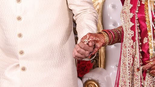 दूल्हा मंडप में ले रहा था सात फेरे, ढाई साल की बच्ची लेकर मंडप में पहुंची पूर्व प्रेमिका, रुकवाई शादी दूल्हा मंडप में ले रहा था सात फेरे, ढाई साल की बच्ची लेकर मंडप में पहुंची पूर्व प्रेमिका, रुकवाई शादी