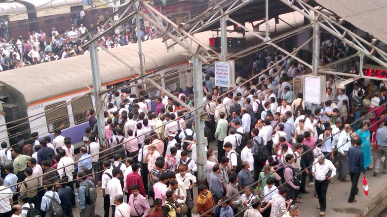 रेल मंत्री पियूष गोयल ने मुंबईकरों को दिया बड़ा तोहफा, अब 12 नहीं 15 डिब्बों की होंगी सभी लोकल ट्रेन