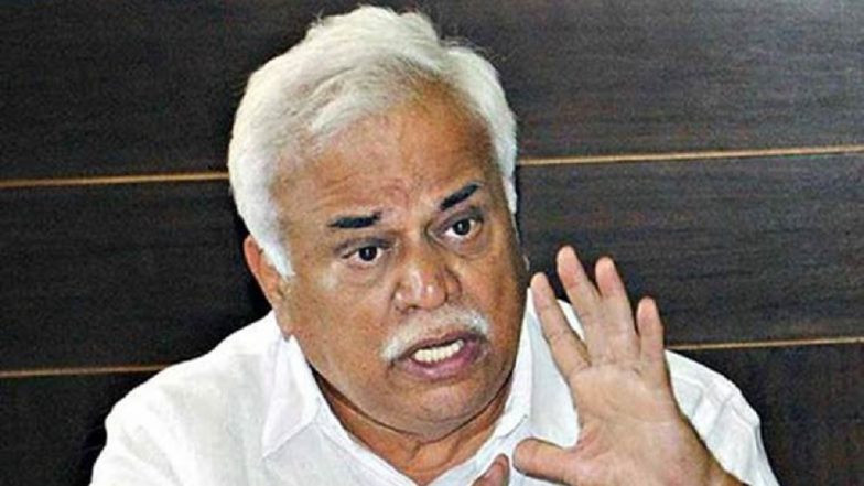 कर्नाटक के राजस्व मंत्री आर वी देशपांडे ने खिलाड़ियों को फेंक कर दी किट, सोशल मीडिया पर वीडियो हुआ वायरल