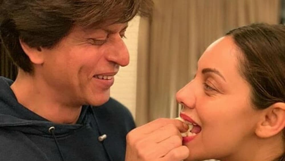 शाहरुख खान ने इस खास इंसान के साथ मिलकर मनाया वाइफ गौरी खान का जन्मदिन शाहरुख खान ने इस खास इंसान के साथ मिलकर मनाया वाइफ गौरी खान का जन्मदिन