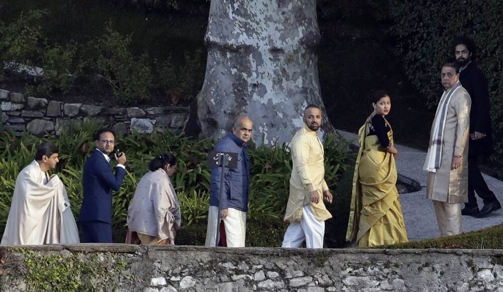 मेहमानों को बोट से उतारने के लिए भी खास तौर पर वालंटियर्स तैनात किए गए थे मेहमानों को बोट से उतारने के लिए भी खास तौर पर वालंटियर्स तैनात किए गए थे