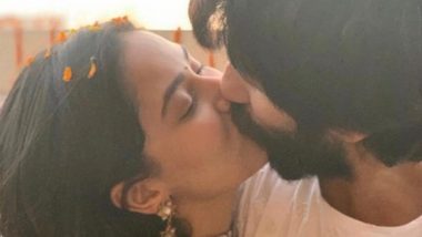 शाहिद कपूर ने वाइफ मीरा राजपूत को Kiss कर मनाई रोमांटिक दिवाली, देखें Pics