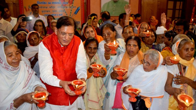 वृंदावन: विधवाओं ने मनाई इको-फ्रेंडली दिवाली