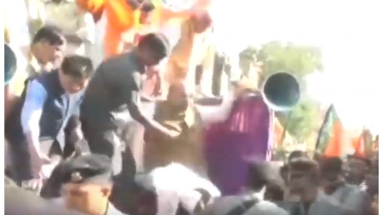 बीजेपी अध्यक्ष अमित शाह के साथ दो दिन में हुए दो बड़े हादसे, मिजोरम में हेलीकॉप्टर से फिसल कर तो MP में स्टेज से गिरे, देखें Video