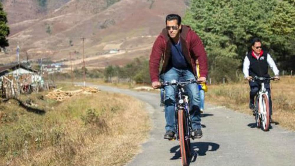 Mechuka Adventure Festival: अरुणाचल प्रदेश के मुख्यमंत्री के साथ साइकिलिंग करते दिखे सलमान, देखें Video Mechuka Adventure Festival: अरुणाचल प्रदेश के मुख्यमंत्री के साथ साइकिलिंग करते दिखे सलमान, देखें Video