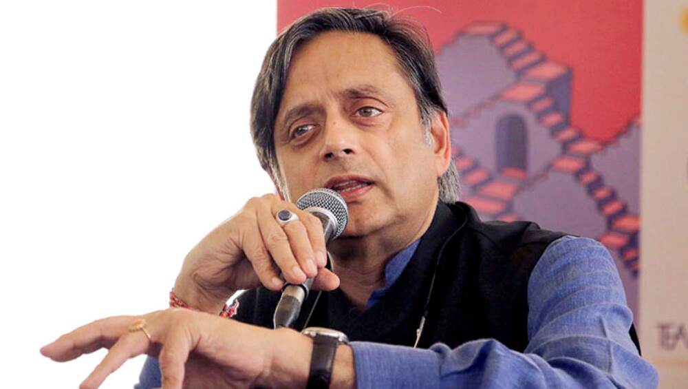 शशि थरूर पर पूनम पांडे ने की यह मेहरबानी, जानिए क्या है पूरा मामला