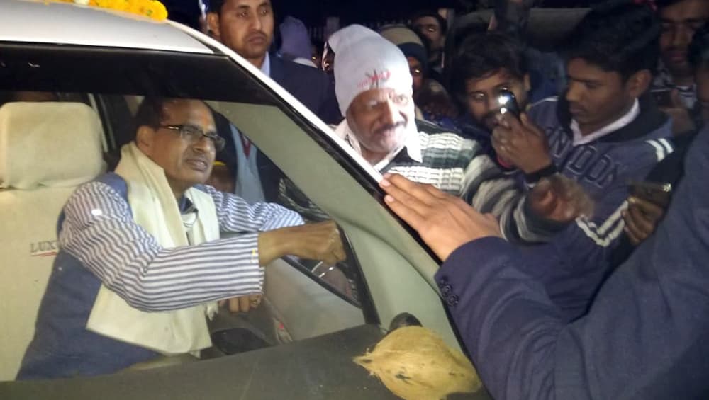13 साल बाद फिर 'कॉमन मैन' बने शिवराज सिंह चौहान, खाली किया CM आवास, ट्रेन से किया सफर 13 साल बाद फिर 'कॉमन मैन' बने शिवराज सिंह चौहान, खाली किया CM आवास, ट्रेन से किया सफर