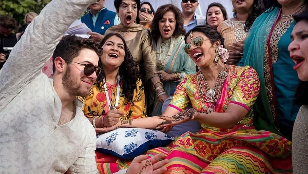 इन फोटोज में प्रियंका और निक बेहद शानदार ढंग से एन्जॉय करते हुए नजर आ रहे हैं इन फोटोज में प्रियंका और निक बेहद शानदार ढंग से एन्जॉय करते हुए नजर आ रहे हैं