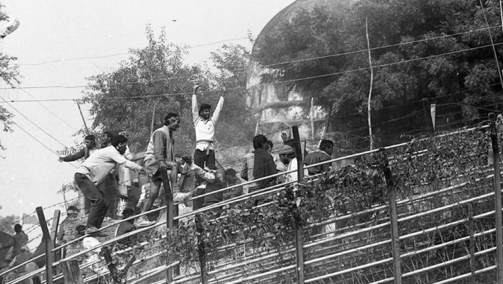 बाबरी मस्जिद विध्वंस के 26 साल: मंदिर और मस्जिद की सियासत में फंसे दो समुदायों को अदालत के फैसले का इंतजार बाबरी मस्जिद विध्वंस के 26 साल: मंदिर और मस्जिद की सियासत में फंसे दो समुदायों को अदालत के फैसले का इंतजार